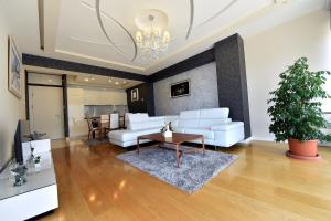 Una sala de estar con un sofá blanco y una mesa. en Luxury Apartments Mia, en Budva