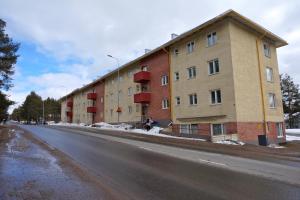 um grande edifício na lateral de uma rua em Ounasvaara Arctic Suite em Rovaniemi