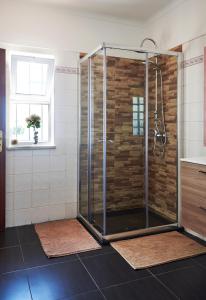 baño con ducha y puerta de cristal en Villa Solarium, en Carvoeiro