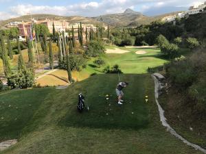 Mężczyzna gra w golfa na polu golfowym w obiekcie Los Flamingos Tee 6 w mieście Estepona