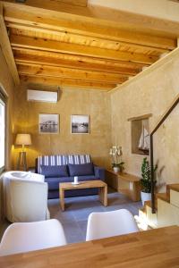 ein Wohnzimmer mit einem blauen Sofa und Holzdecken in der Unterkunft La Casa Piccola in Chania