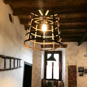 um candelabro pendurado num tecto num quarto em Agriturismo Cascina Magana em Burago di Molgora