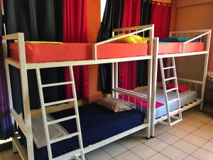 Palanda nebo palandy na pokoji v ubytování Sandy Toes Hostel
