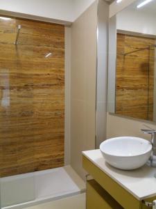 Un baño con lavabo y ducha de cristal. en QUAD 2, en Lisboa 23 fotos más