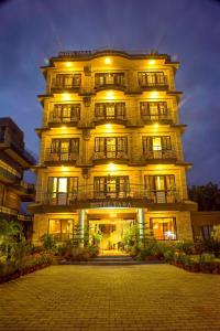 un gran edificio con luces encendidas por la noche en Hotel Tara, en Pokhara