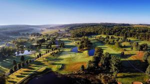 - une vue sur un parcours de golf avec des arbres et de l'eau dans l'établissement Byrncliff Maple Lodge, à Varysburg