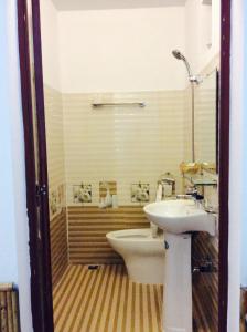 A bathroom at Quân Hằng Homestay