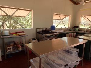 Kjøkken eller kjøkkenkrok på Broome Bird Observatory