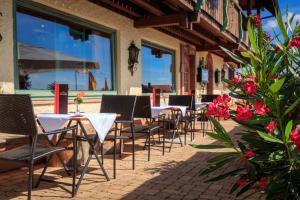 una fila de mesas y sillas en un patio en Landhotel Bartlehof, en Schluchsee