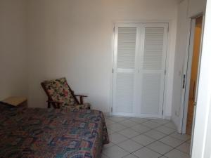 ポンツァにあるArcipelago Pontino Egidiaのベッドルーム1室(ベッド1台、椅子1脚、ドア付)