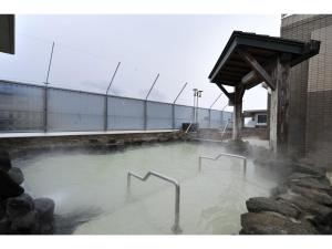 釧路市にあるホテルグローバルビュー釧路 天然温泉 天空の湯(旧 ホテルパコ釧路）の建物の隣の水のプール