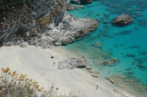 una vista aérea de una playa con rocas y agua en Graceland rooms and suites en Capo Vaticano