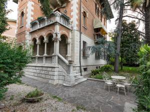 um edifício com uma varanda, uma mesa e cadeiras em Residenza Le Dimore Centro em Verona