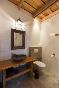 La salle de bains est pourvue d'un lavabo et de toilettes. dans l'établissement Logies Angelbeeck, à Afferden