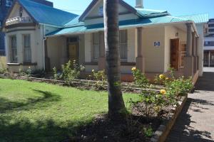 una casa con una palma nel cortile di oasis guest house a East London