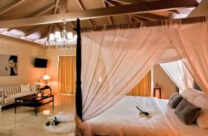 Posteľ alebo postele v izbe v ubytovaní Ornella Beach Resort & Villas