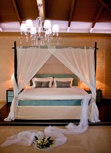 Posteľ alebo postele v izbe v ubytovaní Ornella Beach Resort & Villas