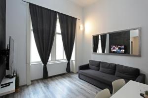 un soggiorno con divano e specchio di Apartment House - The Modern Flat a Praga