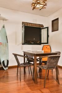 Televízia a/alebo spoločenská miestnosť v ubytovaní Douro Surf Hostel