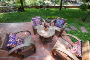 una mesa y sillas con almohadas en el patio en Phuttal Residence, en Phra Nakhon Si Ayutthaya