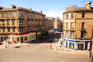 una vista aerea di una strada cittadina con edifici di Epicurean Clerk Apartment a Edimburgo