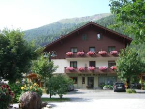 un gran edificio con flores en el balcón en Gästehaus Truskaller, en Mallnitz