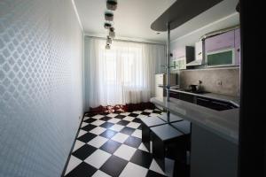 オレンブルクにあるApartment on Gagarina 27/6の黒と白のチェッカーフロアのキッチン