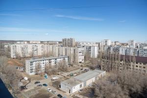 una vista aérea de una ciudad con edificios altos en Apartment on Gagarina 27/6 en Oremburgo