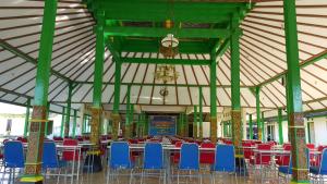 Putri Duyung Guest House tesisinde bir restoran veya yemek mekanı