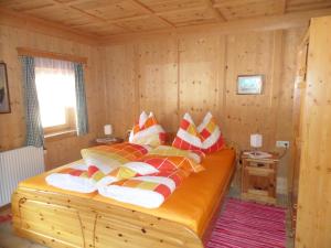 sypialnia z łóżkiem w drewnianym pokoju w obiekcie Ferienhaus Schett w mieście Innervillgraten
