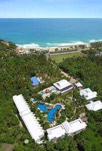 una vista aerea del resort e dell'oceano di Horizon Karon Beach Resort & Spa a Karon Beach