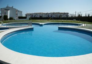 een groot zwembad met blauw water bij Casas Plus Costa Brava in L'Estartit