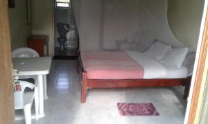 Schlafzimmer mit einem Bett, einem Tisch und einem Schreibtisch in der Unterkunft Cactus Eco Camp and Lodge in Elmenteita