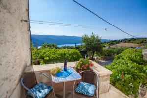 einen Tisch und Stühle auf einem Balkon mit Aussicht in der Unterkunft Apartment Marija in Vrana