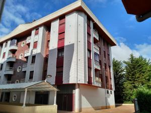 un edificio con paneles rojos y blancos en él en Vivienda Briviesca La Vega, en Briviesca