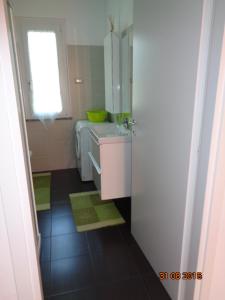łazienka z umywalką i lustrem w obiekcie Casa Luce e Aria w mieście Colico