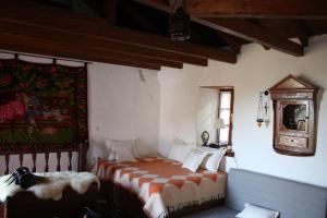 Кровать или кровати в номере Old Stone House Kazaviti