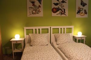 ライプツィヒにあるFerienwohnung Hechtのベッドルーム1室(ベッド2台、ランプ2つ付)