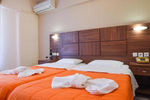 dwa łóżka z ręcznikami na nich w sypialni w obiekcie Hotel Eleana w mieście Agios Ioannis Pelio