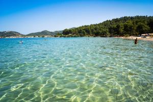 una grande pozza d'acqua con la gente che ci nuota dentro di Hotel Villa Nisteri a Limenas