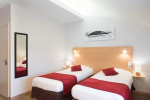 Una cama o camas en una habitación de Carré Py' Hôtel