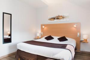 Una cama o camas en una habitación de Carré Py' Hôtel