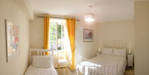 MontolieuにあるGite de Mallastのベッドルーム1室(ベッド2台、窓付)