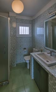 La salle de bains est pourvue d'un lavabo et de toilettes. dans l'établissement Sunset, à Icod de los Vinos