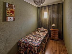 een slaapkamer met een bed, een dressoir en een raam bij Sunset in Icod de los Vinos