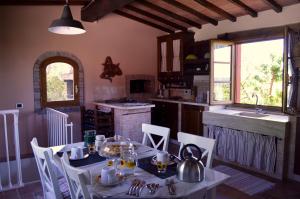 Kuchyňa alebo kuchynka v ubytovaní Locazione turistica Casa olivo