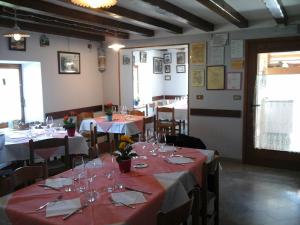 En restaurant eller et spisested på Agriturismo Pian dei Tass