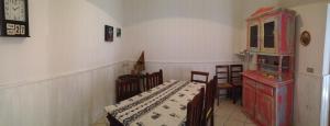 リポストにあるLa Casa di Annaのベッド2台とドレッサーが備わる客室です。