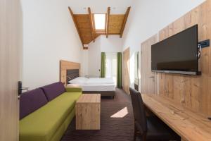TV a/nebo společenská místnost v ubytování Hotel SCHNEIDER