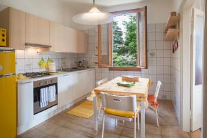 eine Küche mit einem Holztisch und einem Esszimmer in der Unterkunft Casa Margherita in Como